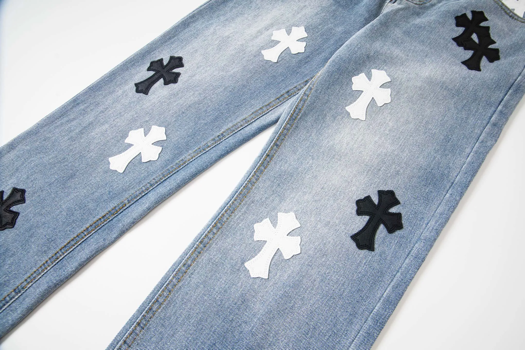 P240 Chrome Hearts light blue, black and white multi-quick leather couple jeans are a hot item this season and are sought after by countless celebrities and fashionistas. The neat details of the cutting process add color to the playful fashion! The neat and meticulous design, and the well-fitting structure is unique. The upper body not only has outstanding recognition, but also looks younger and younger. A style with the ultimate wearing meaning and performance, gorgeous color matching, and the craftsmanship of this style is also extremely extraordinary. After the finished product is washed, it is disassembled and hand-made with sheepskin cross leather and then spliced ​​together to complete. The whole piece has too many craftsmanship to describe. It is decorated with patchwork cross flowers and high-waisted washed jeans! ! Absolutely high-end luxury product, a god-level single product, a super popular product, made by top heavy industry, a magic weapon that cannot be missed. Style number: 1830# Size: 28 30 32 34 36 Color: light blue